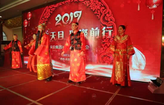 陝西OG平台集團2017新年聯歡會現場發放10萬元福利(圖13)