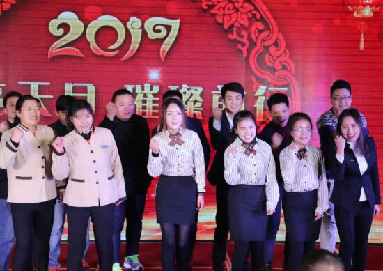 陝西OG平台集團2017新年聯歡會現場發放10萬元福利(圖6)